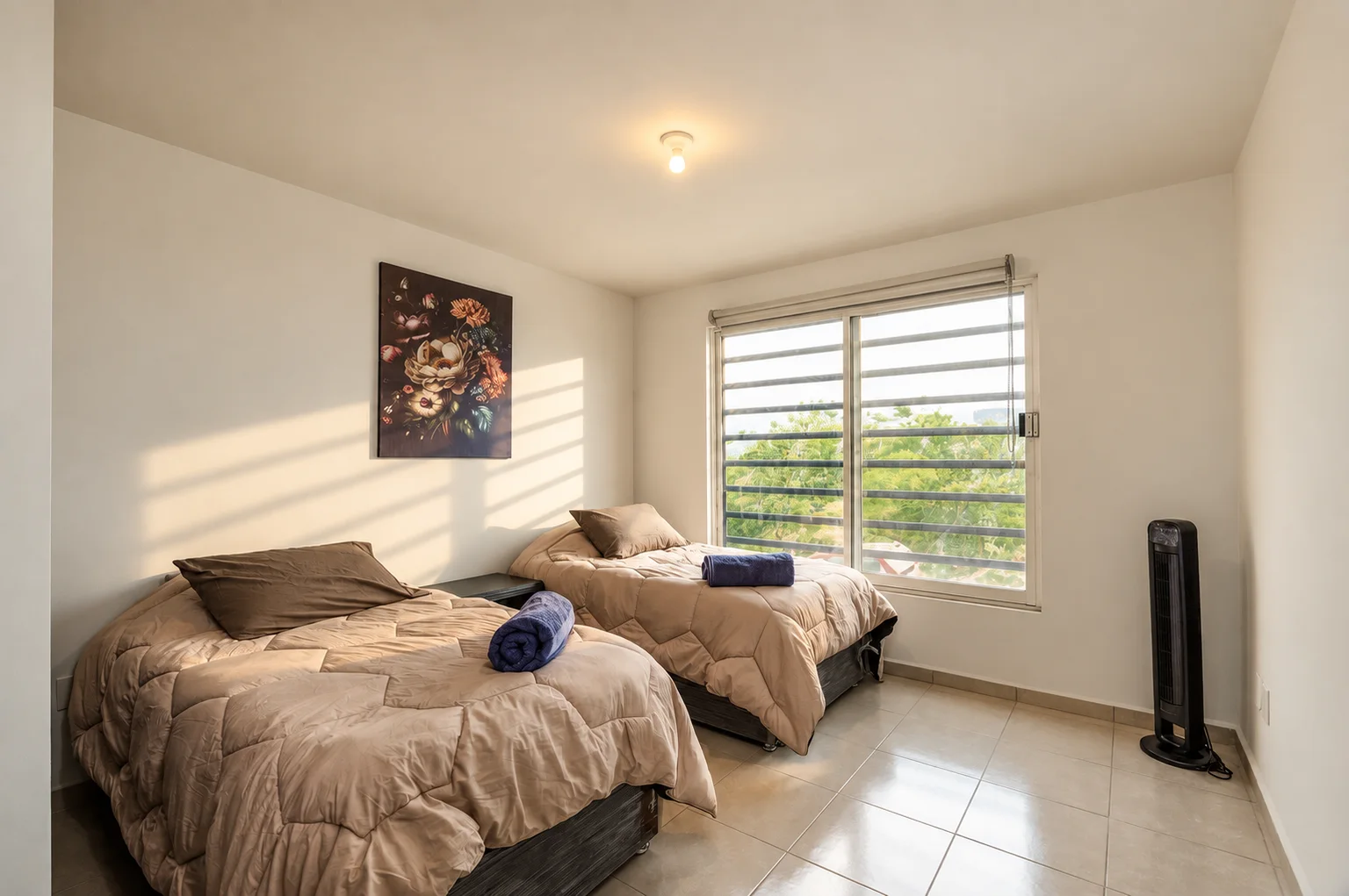 Dormitorio con dos camas de Cielo