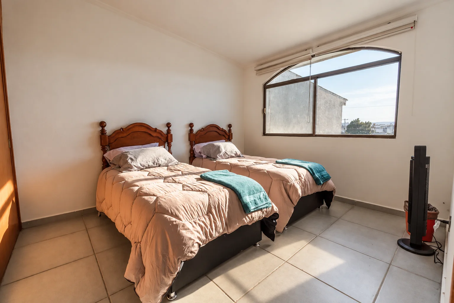 Dormitorio con dos camas de Kali